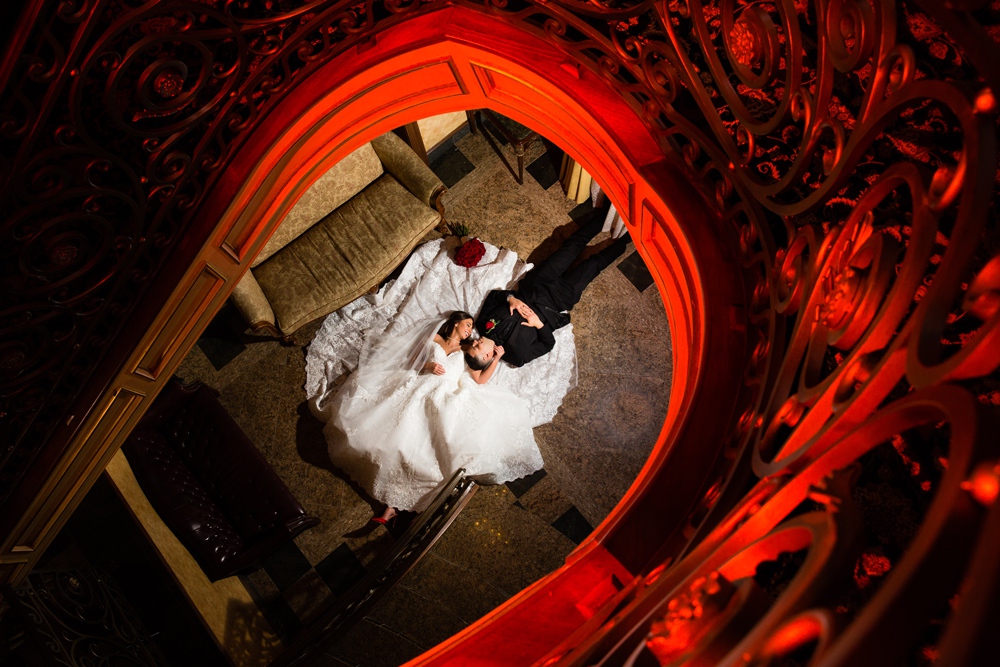 Dramatic-Style-Wedding-Photo-_-Bride-and-Groom-_-Romantic-Bride-and-Groom-_-Creative-Bride-and-Groom-Photo