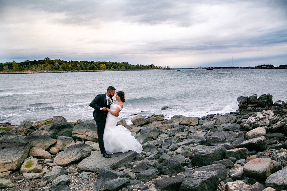 Greentree-Venue-_-Greentree-Wedding-Venue-_-Waterfront-Wedding-_-Wedding-on-the-Water-_-Bride-and-Groom-on-the-Beach-_-Outside-View-of-Greentree-Venue