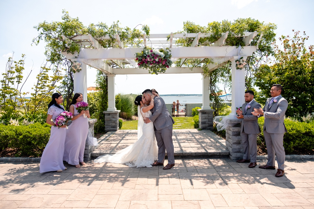 Photojournalistic-Wedding-Photo-_-Candid-Wedding-Photo-_-Bride-and-Groom-Kissing-_-Just-Married