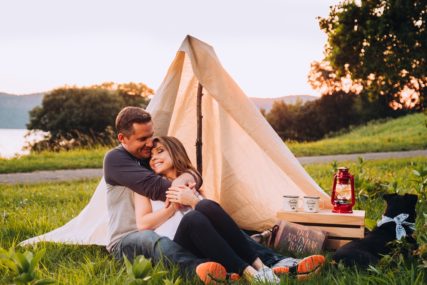 Wedding-Engagements-_-Engagement-Photos-_-Camping-Wedding-Engagment-_-Picnic-Proposal-_-Picnic-Engagmenet